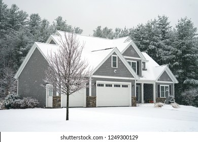 Casa de invierno con bosques en tormenta de nieve