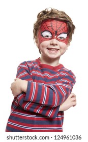 Jonge jongen met schminken spiderman glimlachend op witte achtergrond