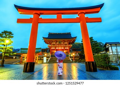 京都の伏見稲荷神社で日本の伝統的な着物を着たアジアの女性。