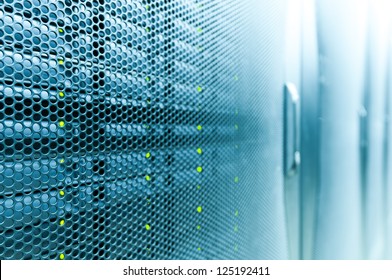 Resumen de la moderna sala de centro de datos de Internet de alta tecnología con filas de bastidores con hardware de red y servidor.