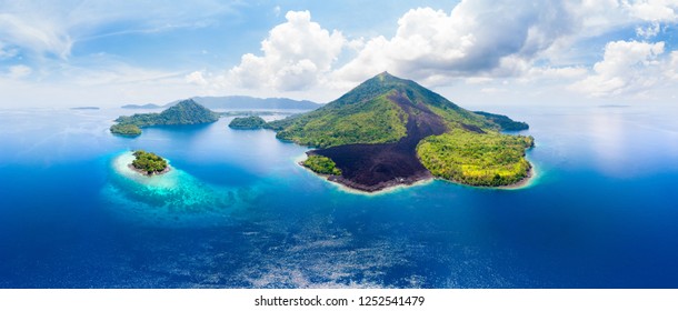空撮バンダ諸島モルッカ諸島インドネシア、プラウ・グヌン・アピ、溶岩流、サンゴ礁の白い砂浜。トップ旅行観光地、最高のダイビング シュノーケ リング。