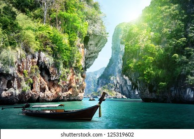 クラビ、タイのライレイ ビーチの長いボートと岩