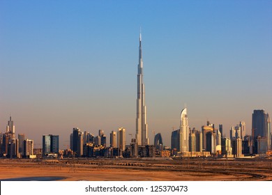 DUBAI, UAE - 7. MAJ - Dubai var en ørken for bare 30 år siden, og nu er det hjemsted for mange af de højeste skyskrabere i verden. Billede taget den 7. maj 2010.