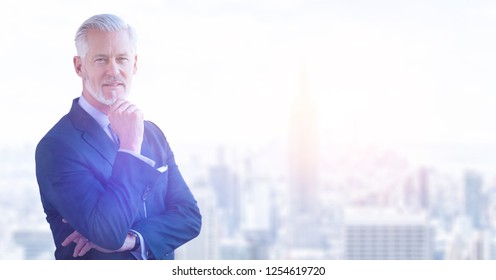 Portret de om de afaceri senior în fața unui oraș mare și modern
