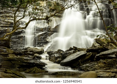 Cascada de hermoso paisaje mágico natural en el Parque Nacional Doi Inthanon, uno de los paisajes más panorámicos y atracción turística popular en Chiang Mai, Tailandia. Hito famoso de la naturaleza.