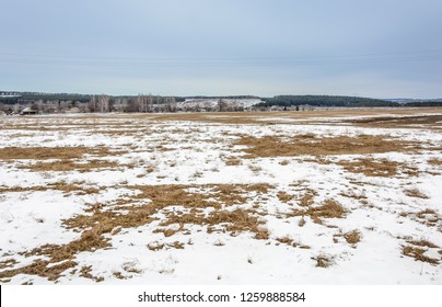 El derretimiento de la nieve en los campos a principios de primavera