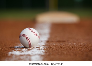 ベースが遠くにある内野チョーク ライン上の野球