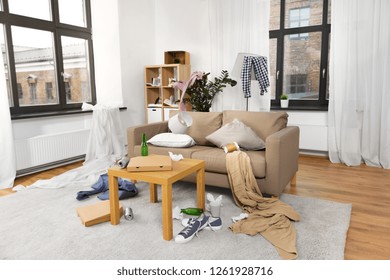 puinhoop, wanorde en interieurconcept - zicht op rommelige huiswoonkamer met verspreide spullen