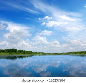 paisaje con río y cielo azul