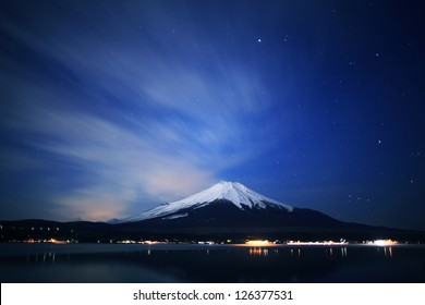 Der Fuji und der Yamanaka-See bei Nacht.