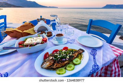 Traditionele Kretenzische Dorada-vis met Griekse salade, Kissamos, Kreta, Griekse eilanden, Griekenland, Europa