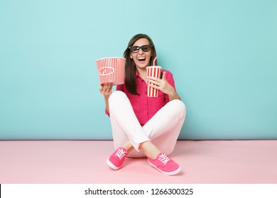 Porträtfrau in voller Länge im Rosenhemd, weiße Hosen, die auf Boden sitzen Filmfilm lokalisiert auf hellrosa blau Pastellwand Hintergrund Studio. Mode-Lifestyle-Konzept. Kopieren Sie den Speicherplatz