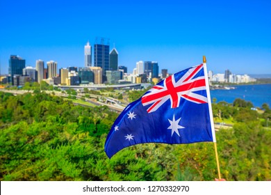 Australische vlag zwaait naar Perth Water, een deel van Swan River, en het centrale zakendistrict van Perth vanaf Kings Park, de populairste bezoekersbestemming in WA. Blauwe lucht. Perth skyline luchtfoto