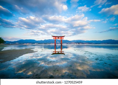 Pendedahan lama pintu gerbang Torii Terapung Kuil Itsukushima di Miyajima, Hiroshima (tanda pintu berbunyi Kuil Itsukushima)
