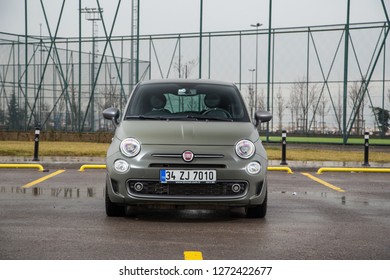 01 agosto 2017 - Vinnitsa, Ucraina - il logo del marchio FIAT, logo FIAT,  concept car FIAT, FIAT 500 — Foto Editoriale Stock © bondvit #168638010