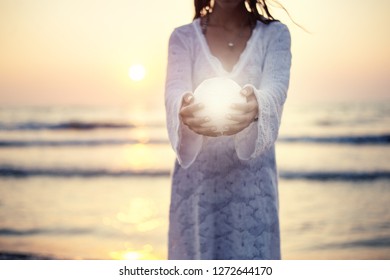 Cierra la luna en las manos de la mujer puesta de sol en el fondo de la playa junto al mar