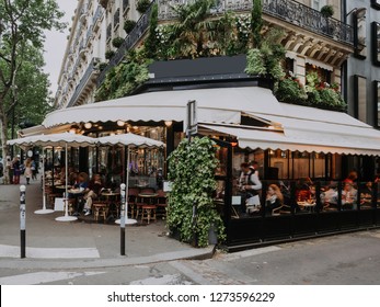Đại lộ San-German với những chiếc bàn cafe ở Paris, Pháp. Kiến trúc và địa danh của Paris. Bưu thiếp Paris