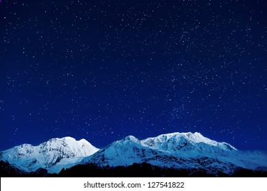 Gangapurna an Annapurna Bierger um bloen Himmel mat Stären, Himalaya, Nepal