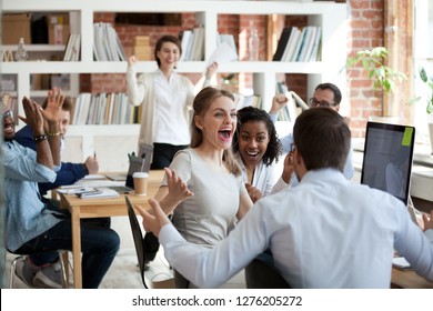 Emocionados empleados del equipo de negocios diversos que gritan celebrando las buenas noticias El negocio gana el éxito corporativo, feliz grupo de trabajadores multiétnicos Grupo de trabajadores se siente motivado por el gran logro