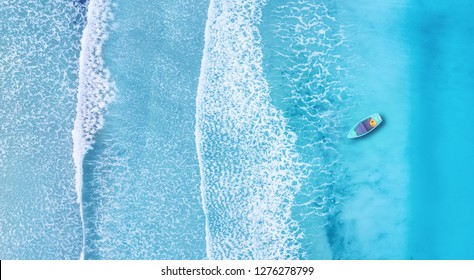 Pantai dan ombak dari pandangan atas. Latar belakang air pirus dari tampilan atas. Pemandangan laut musim panas dari udara. Tampilan atas dari drone. Konsep dan ide perjalanan