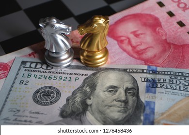 Juego de ajedrez, dos caballeros cara a cara sobre fondo de yuan chino y dólar estadounidense. Concepto de forma comercial. Conflicto entre dos grandes países, concepto de Estados Unidos y China. Copie el espacio para el texto.