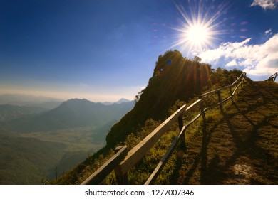 Phu Chi Dao-hegy, gyönyörű táj naplemente Chiang Rai tartományban, Thaiföldön.
