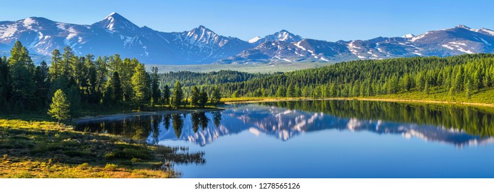 Berglandschap, pittoresk bergmeer in de zomerochtend, groot panorama, Altai