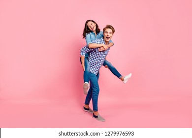 Nahaufnahme in voller Länge Körpergröße Foto von Huckepack umarmt sie sie er ihn seine Dame Kerl Junge geht zum besten Team der Wettbewerbe in lässigen Jeans-Denim-Plaid-Hemden isoliert auf rosafarbenem Hintergrund