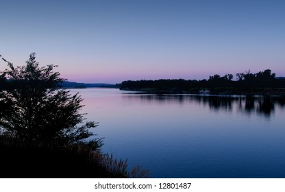 サウスダコタ州フォート ランドール ダム近くのハクトウワシ観察公園から見たミズーリ川の夜明け。