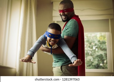 Cha và con trai tươi cười giả làm siêu anh hùng ở nhà
