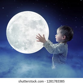 Kleine jongen die de maan vasthoudt