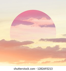 Collage de arte estético con hermosa puesta de sol en el cielo y reflejo de espejo en marco circular.