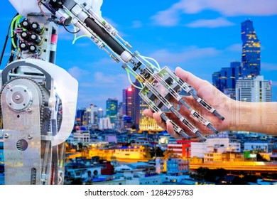 Strângere de mână robot AI cu om pentru alăturarea muncii în echipă pe construcția de clădiri neclare pe fundal de culoare albastră, industria 4.0 și conceptul de construcție de afaceri, imagine cu dublă expunere