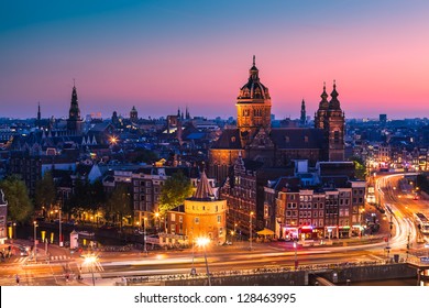 De skyline van Amsterdam kort na zonsondergang (Nederland)