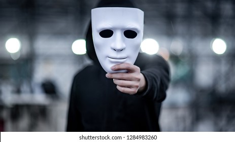Misterioso Uomo Incappucciato Che Indossa Una Maschera Nera Con La