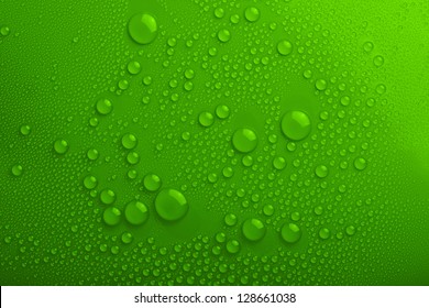 Tetesan air dengan latar belakang hijau