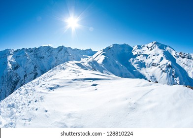 pemandangan puncak gunung musim dingin yang murni