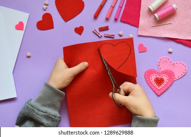 フェルトで作る手作りのバレンタインカード。子供のDIY、趣味のコンセプト、自分の手で贈る。バレンタインデーの装飾。ステップ 2. ハートのテンプレートをカットする