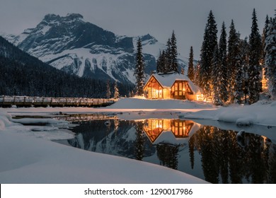 Emerald Lake Lodge es uno de los lugares más fotogénicos de las Montañas Rocosas canadienses. Está situado en medio de la nada entre montañas. Parque Nacional Yoho, Hermosa Columbia Británica, Canadá