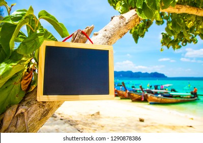 Leeg bordteken op tropisch strand, voeg uw tekst toe
