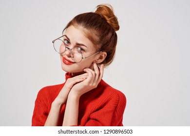 Wanita cantik elegan berkacamata dan sweter merah