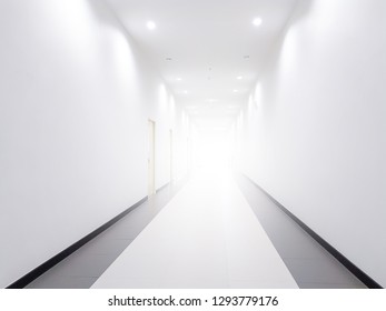 Korridor abstrakt, sallë bardh e zi