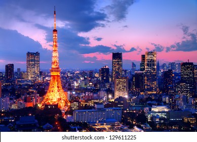 夕暮れ時の東京の東京タワー。