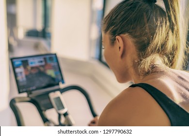 Slim fitness home workout fietsscherm met online lessen vrouw training op stationaire fietsapparatuur binnenshuis voor fietsoefeningen. Binnen fietsen. Focus op het zweet op iemands rug.