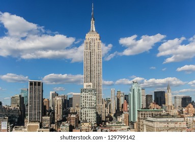 アメリカ合衆国、ニューヨーク市の屋上からエンパイアステートビルを見渡す
