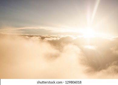 Zonsopgang boven wolken tijdens een vlucht helder licht en kleuren