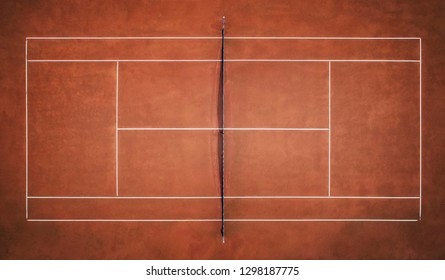 Tennisbaan van klei. Uitzicht vanaf de vlucht van de vogel. Luchtfotografie