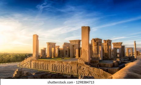 Persépolis (persa antiguo: Pārsa) fue la capital ceremonial del Imperio aqueménida (ca. 550-330 a. C.). Está situado a 60 km al noreste de la ciudad de Shiraz en la provincia de Fars, Irán.