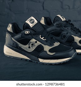saucony logo vector