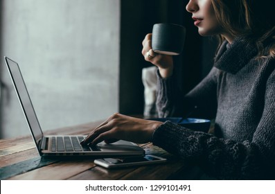 カフェでラップトップを使用してかなり若い美容女性、屋外のポートレートビジネス女性、流行に敏感なスタイル、インターネット、スマートフォン、オフィス、インドネシアバリ島、開催、mac OS、マネージャー、フリーランサー、ノートブックガラス